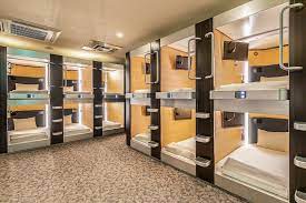 WHAT ARE THE DIFFERENCES BETWEEN A HOTEL AND A HOSTEL?